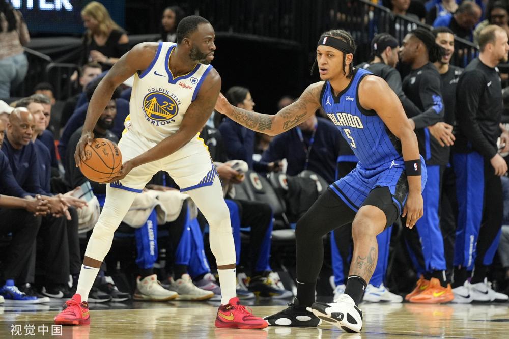 年轻队员逐 年轻队员逐